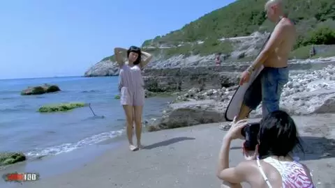 Shooting on the beach with the Latina bomba Esmeralda Moon