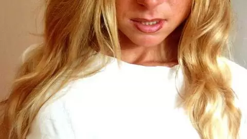 Nice teen blonde Suzana getting naked in the bedroom 