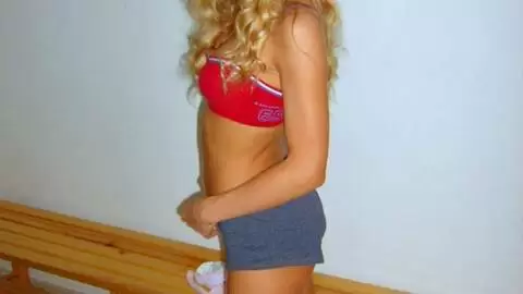 Hot blonde Suzana removing clothes 
